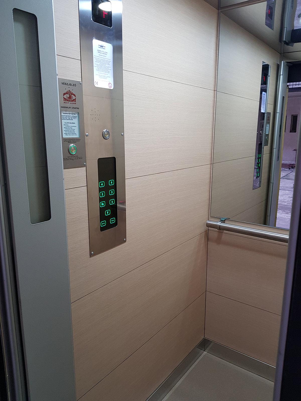 Felvonó vezérlés cseréje, modernizáció és felvonó fülkék esztétikai felújítása.