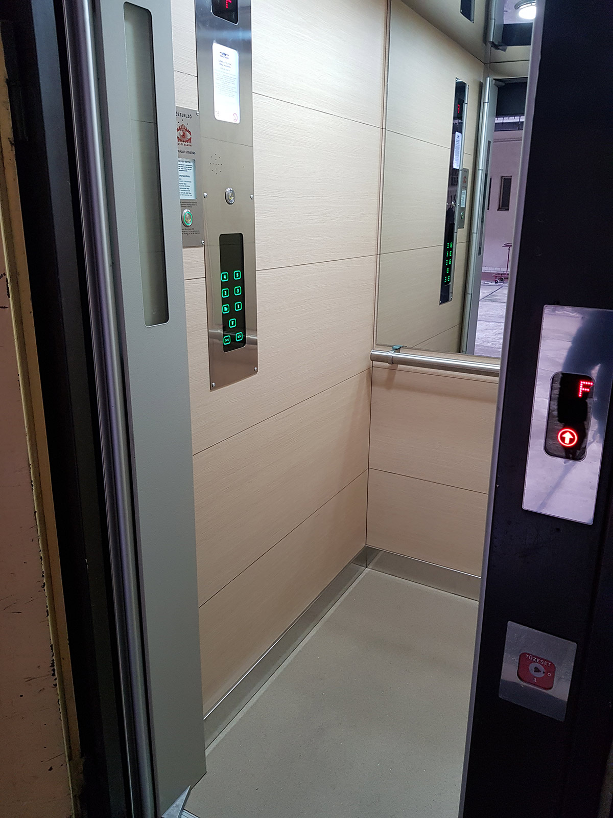Felvonó vezérlés cseréje, modernizáció és felvonó fülkék esztétikai felújítása.