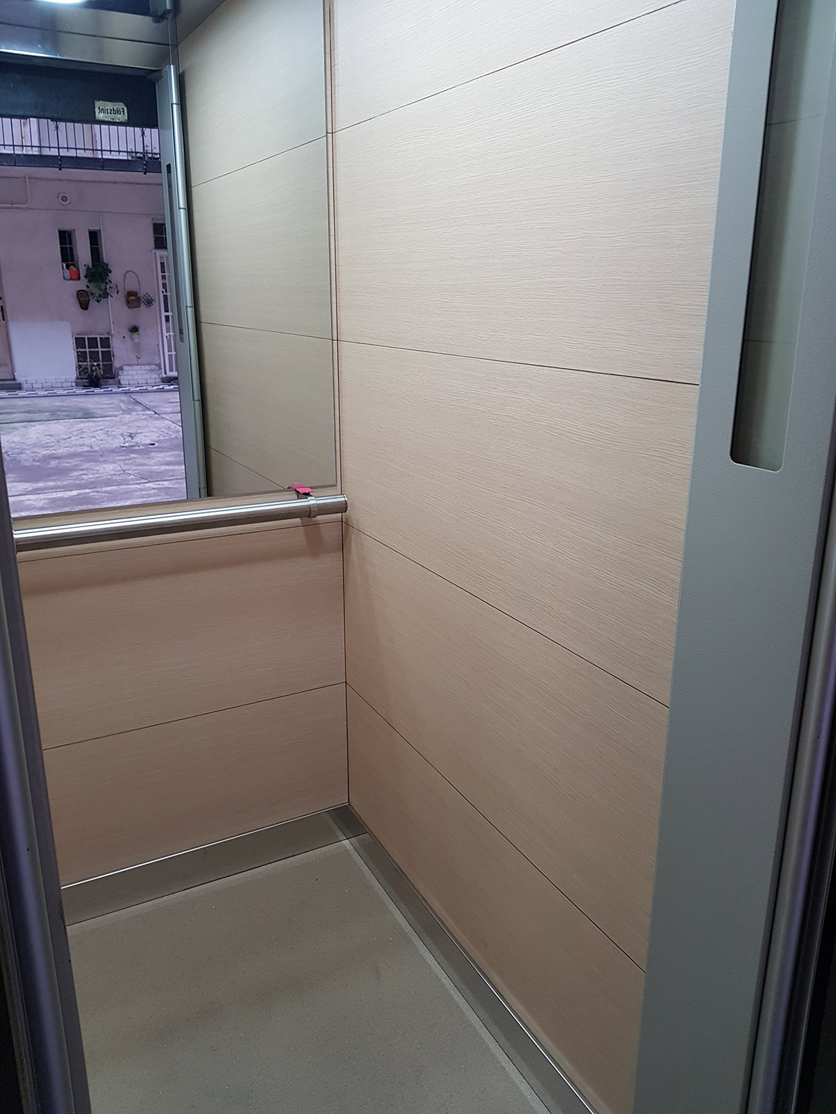 Felvonó vezérlés cseréje, modernizáció és felvonó fülkék esztétikai felújítása.