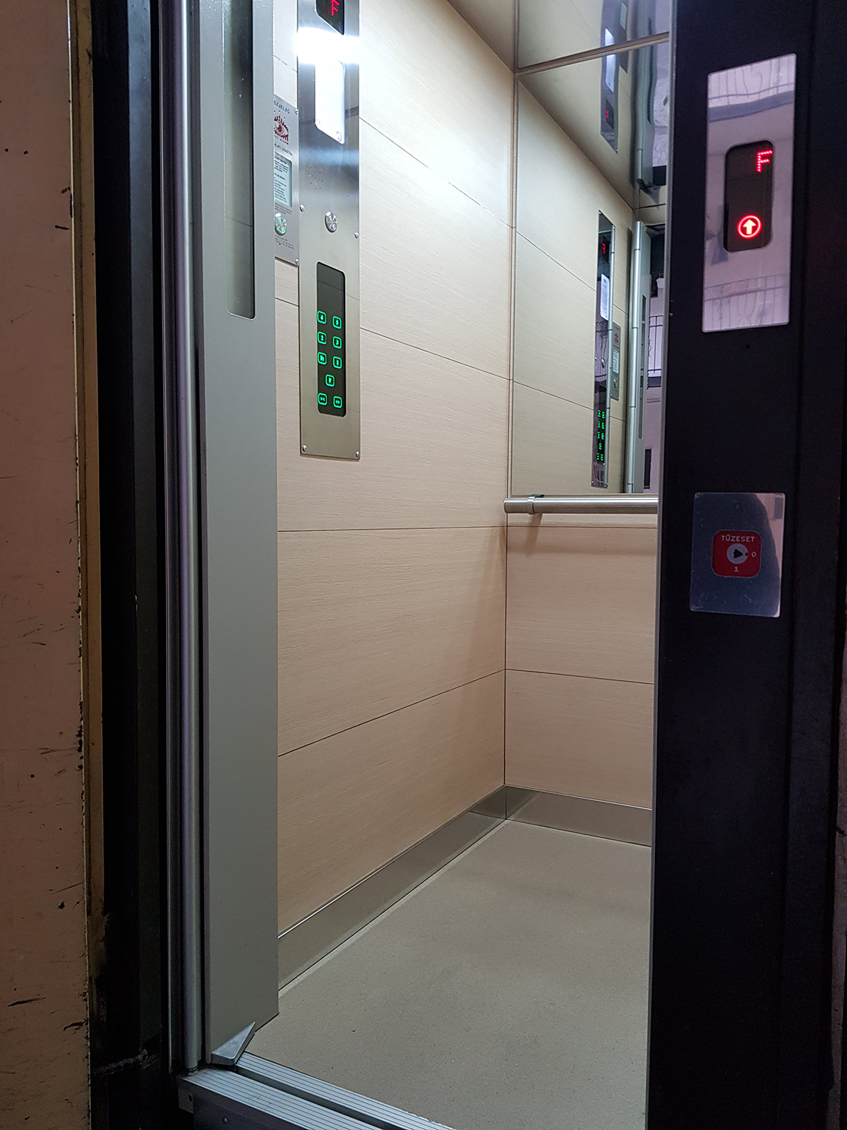 Felvonó vezérlés cseréje, modernizáció és felvonó fülkék esztétikai felújítása.