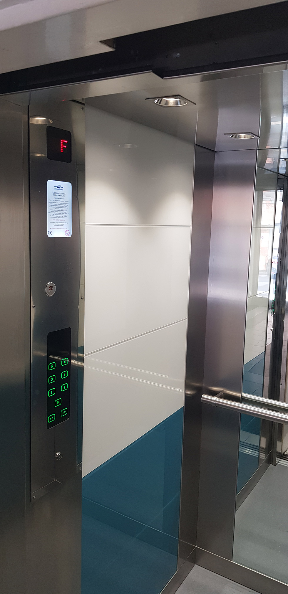 Felvonó hajtótárcsa cseréje, vezérlés csere és felvonó fülkék esztétikai felújítása.