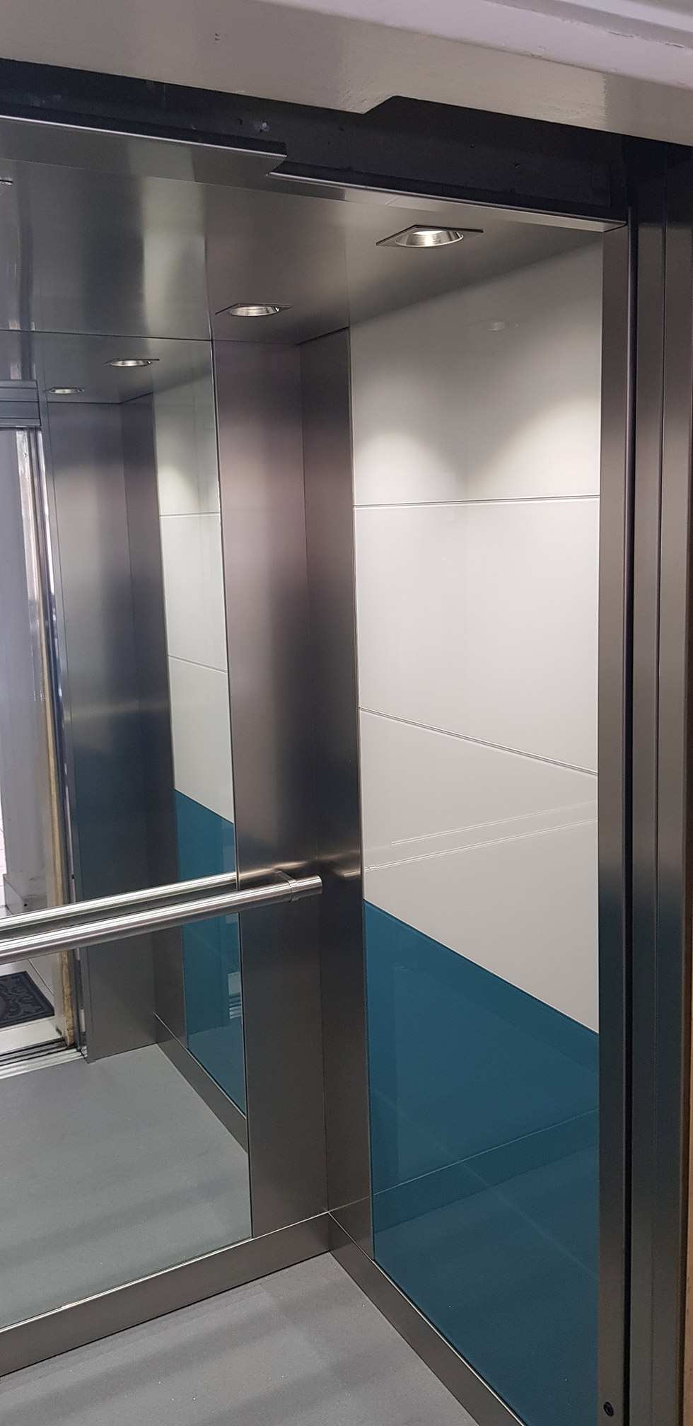 Felvonó hajtótárcsa cseréje, vezérlés csere és felvonó fülkék esztétikai felújítása.