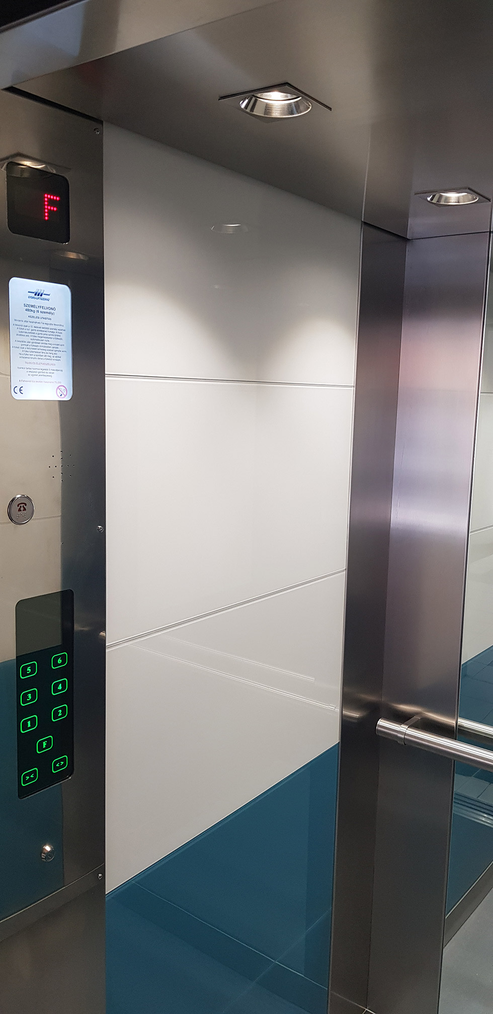 Felvonó hajtótárcsa cseréje, vezérlés csere és felvonó fülkék esztétikai felújítása.